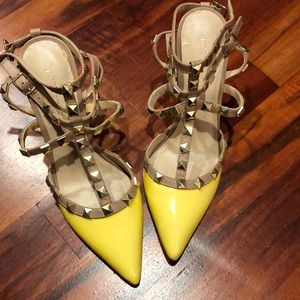 Beautiful party heels in nude and yellow.